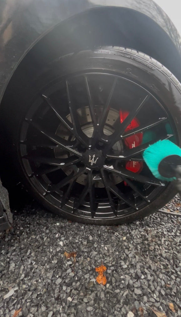 Brushes vs Microfiber: Choosing the Right Tool for the Right Surface